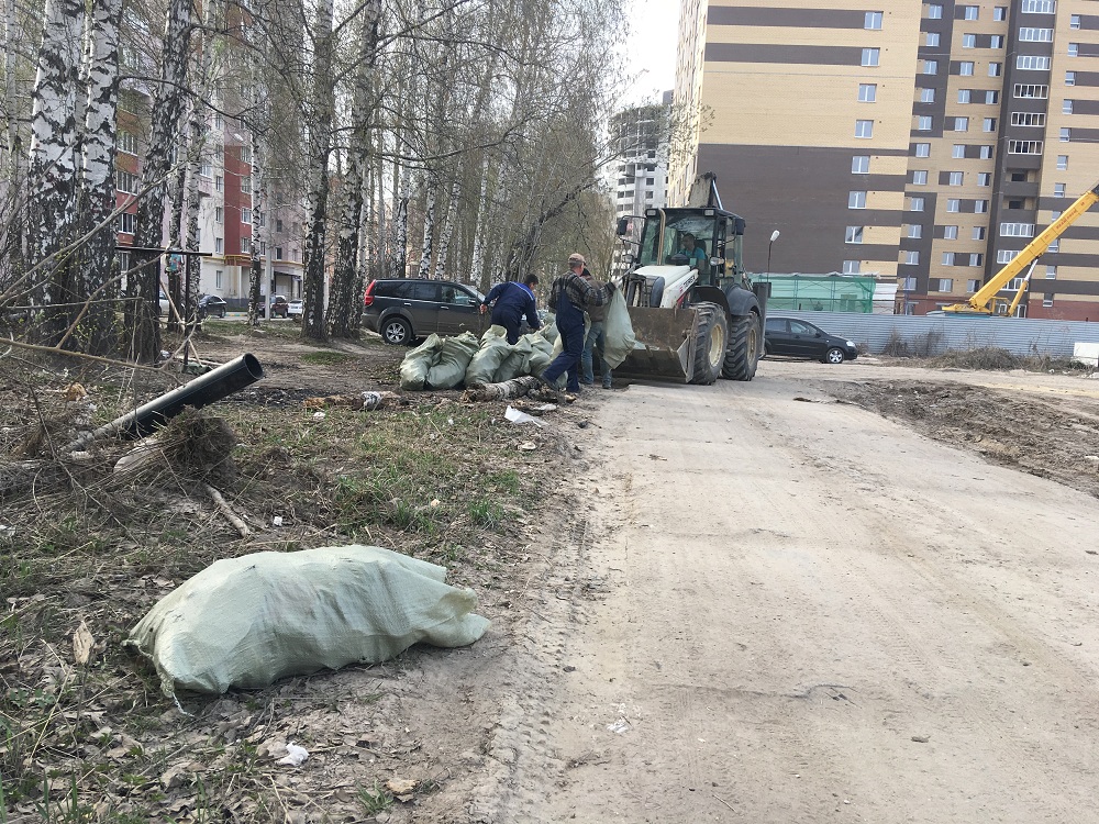 Продолжаются субботники в Октябрьском районе