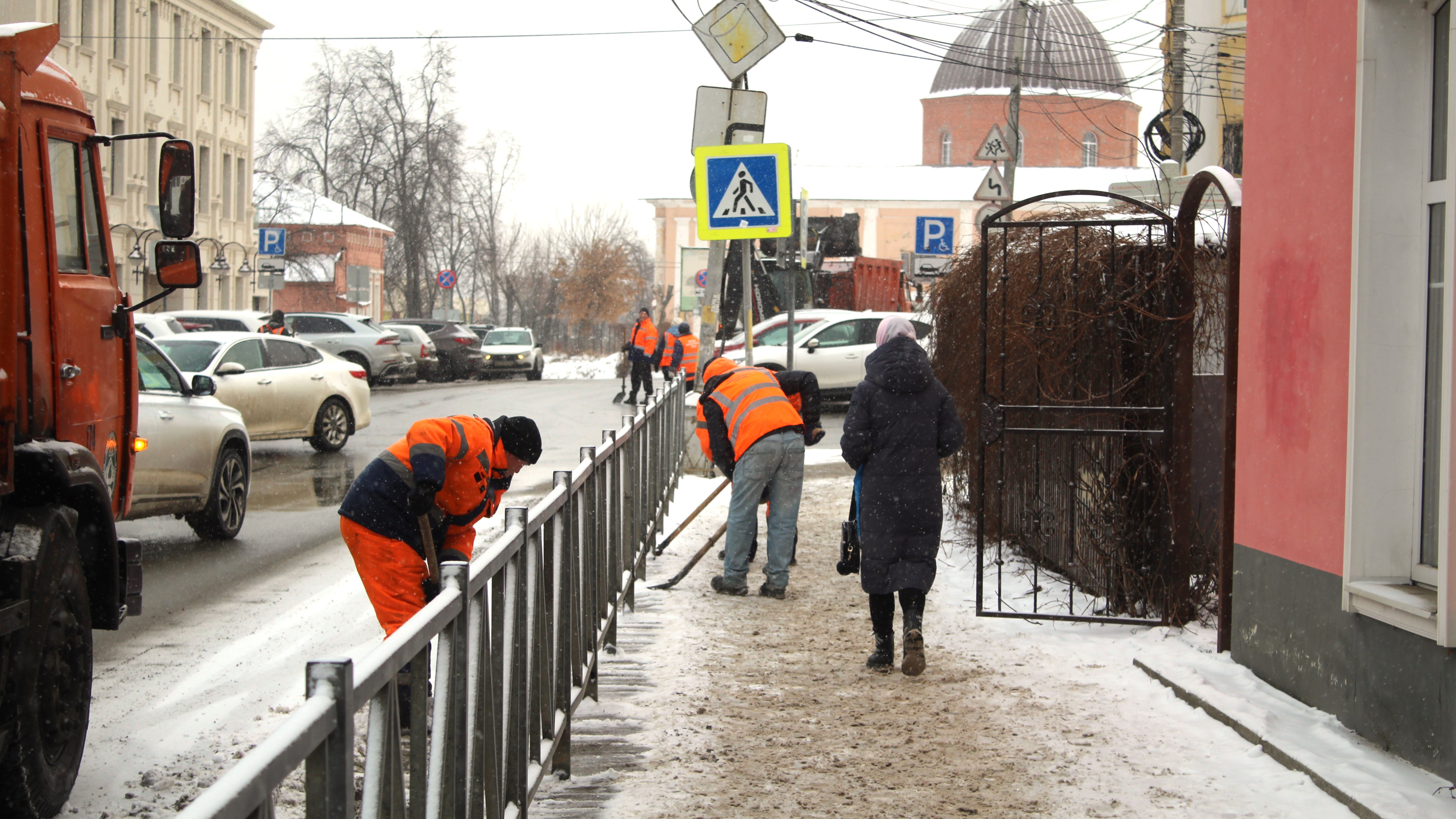 Дирекция благоустройства чистит снег и проводит обработку территорий