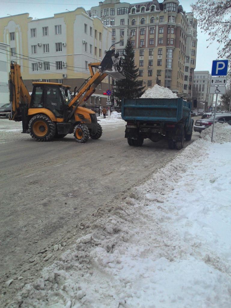 Продолжается зимняя уборка в районе