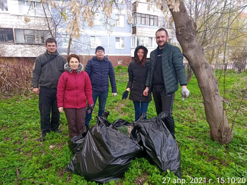 Санитарная уборка территории на улице Совхозная 29.04.2021