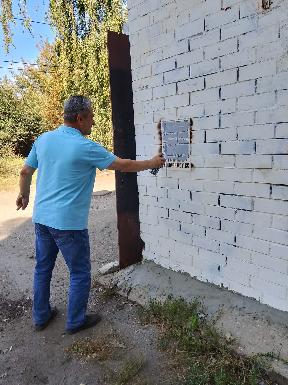 В Московском районе проведен рейд по ликвидации надписей, содержащих контакты распространителей наркотических средств и психотропных веществ.