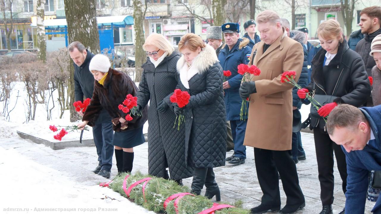 К памятнику Федору Полетаеву возложили цветы в связи с 78-летием его подвига