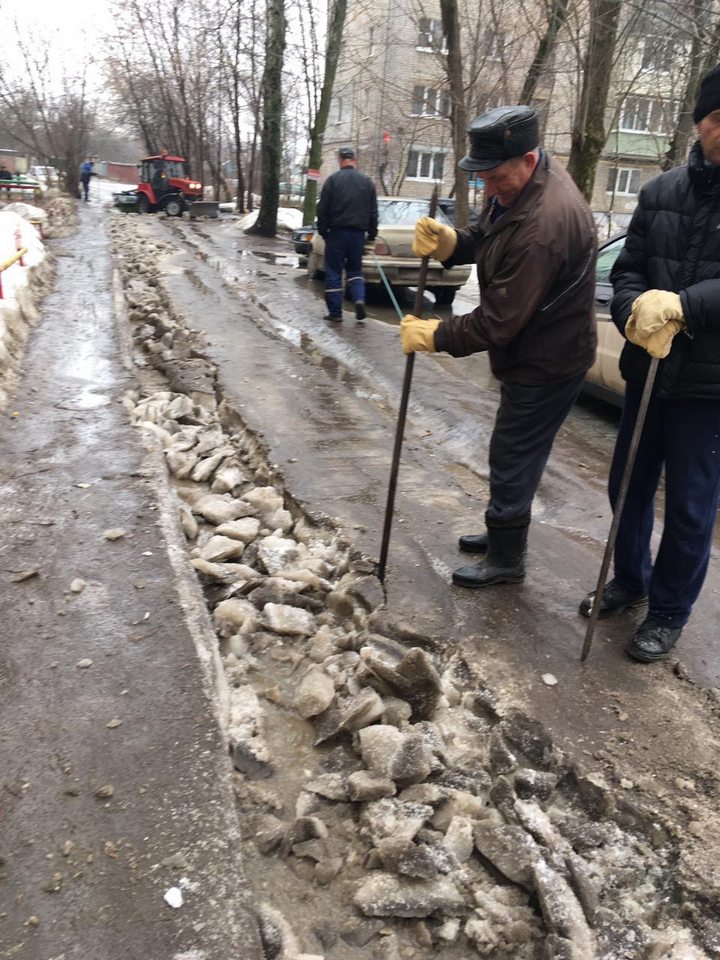 Расчистка от наледи дворовых территорий в Московском районе 01.04.2021