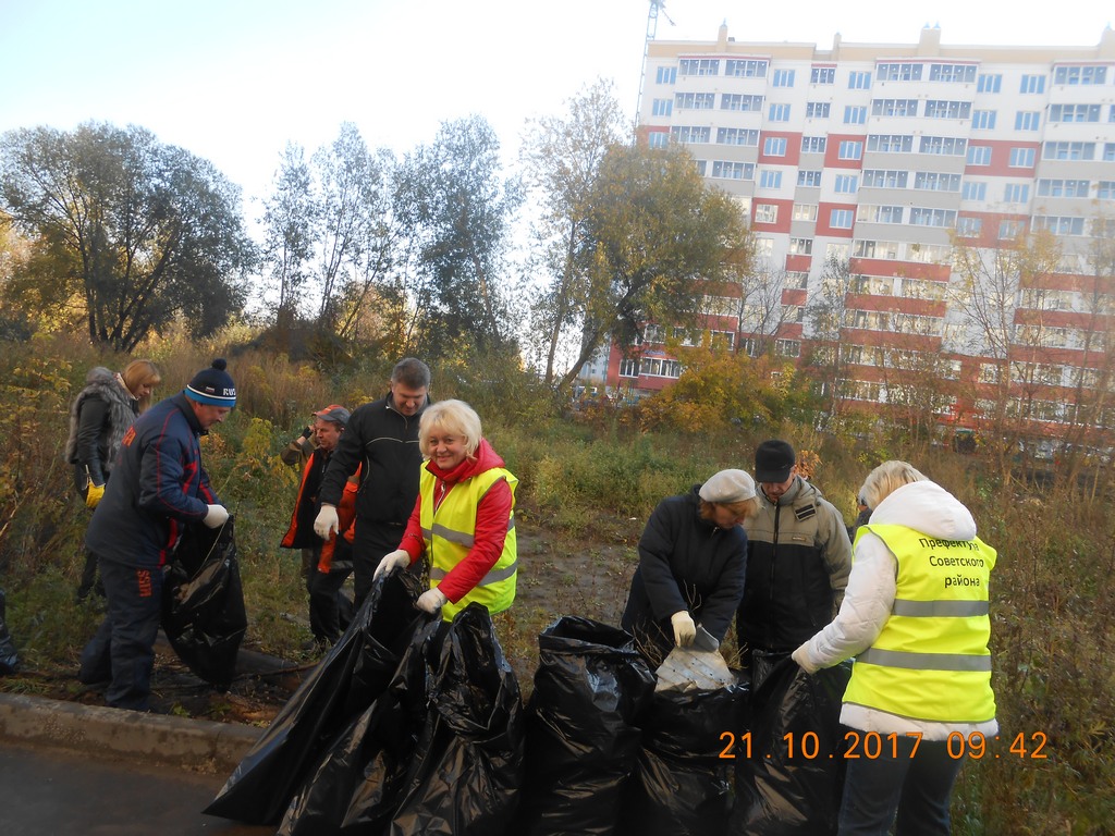 В Советском районе проходят общегородские субботники в рамках осеннего месячника по благоустройству