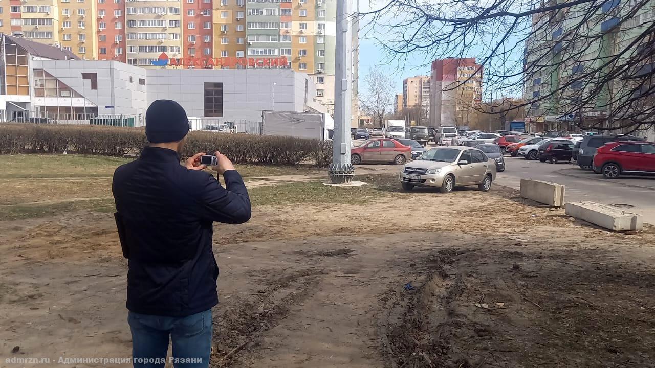 Рязанцам напоминают об ответственности за парковку на газоне