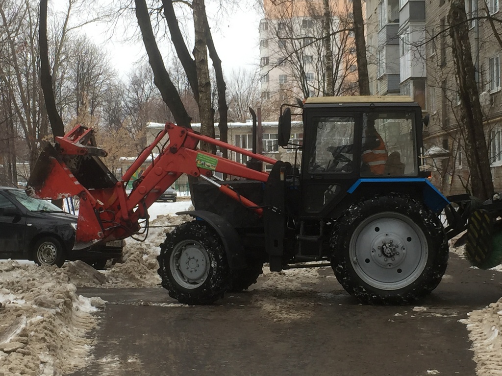 Продолжаются работы по очистке территорий дворов многоквартирных домов от снега, удалению наледей с крыш