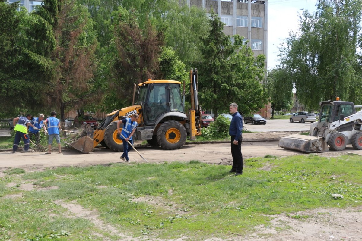 Благоустройство сквера на площади Новаторов 18.05.2018