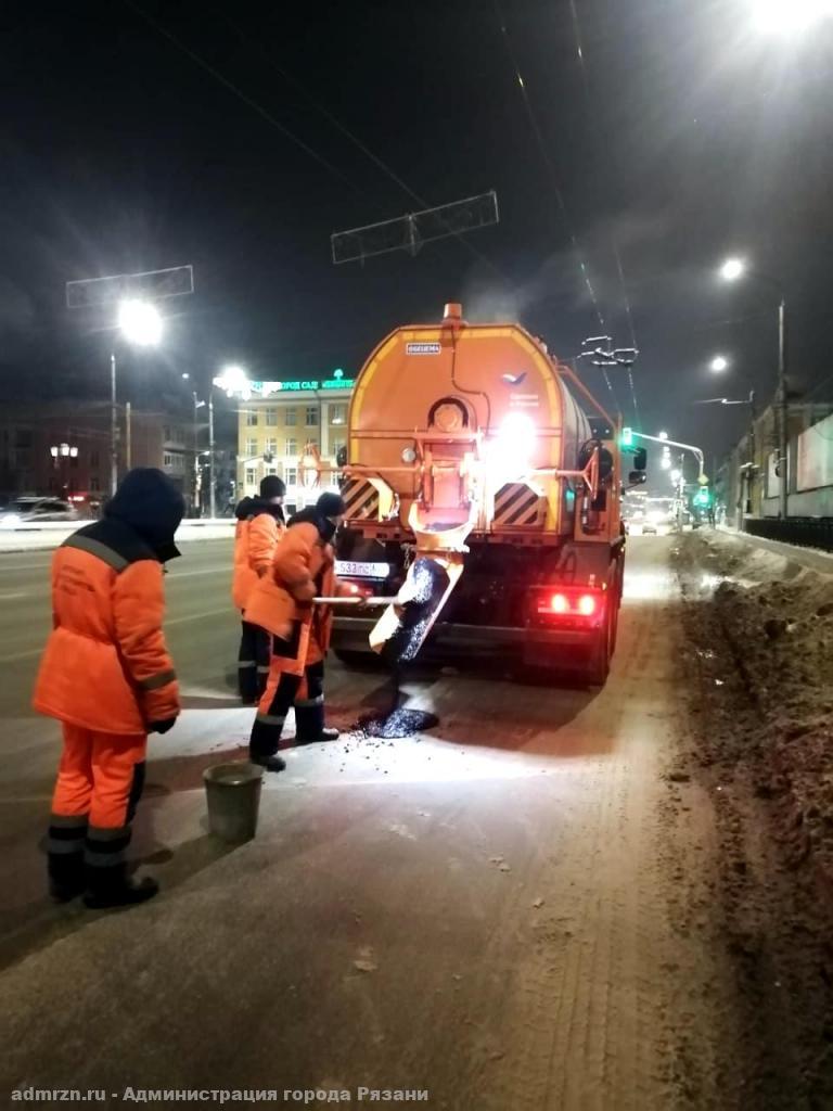 В Рязани продолжаются работы по ямочному ремонту литой асфальтобетонной смесью