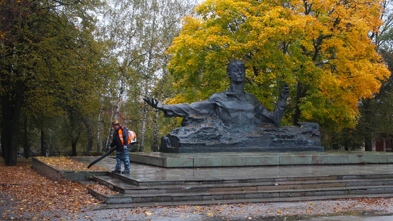 В областном центре проводятся работы по уборке и благоустройству территорий