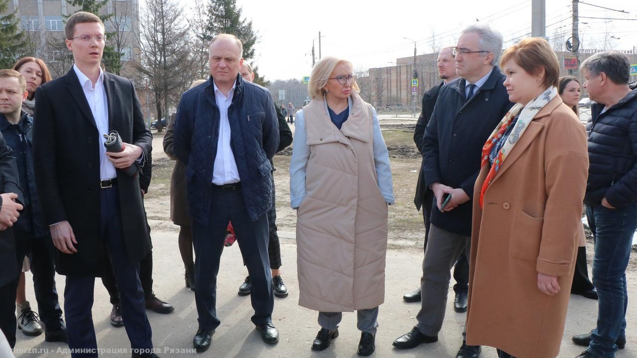 Территорию ярмарки на площади Новаторов комплексно благоустроят