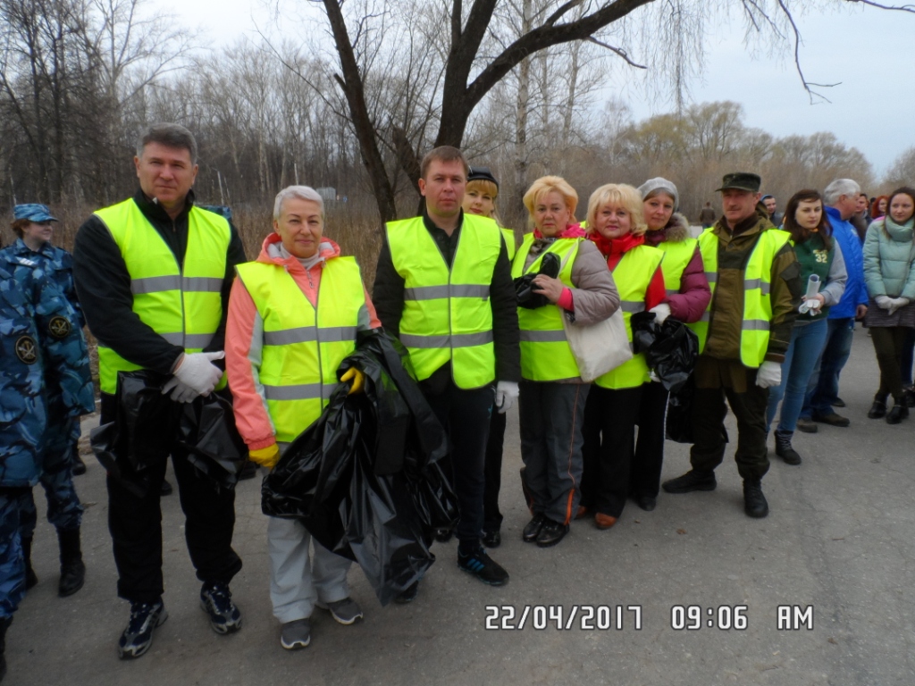 Префектура Советского района приняла участие в субботнике по уборке Лесопарка