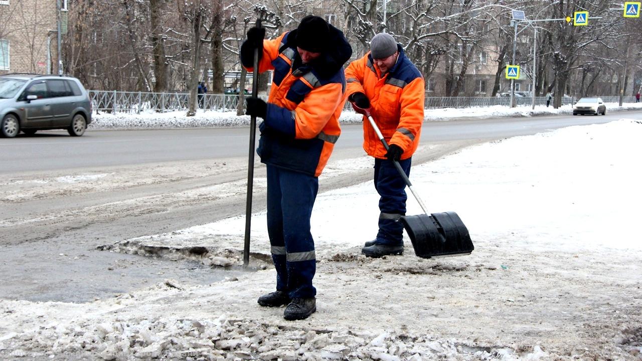 Подметание пешеходных зон и очистка от снега: продолжаются работы по уборке городских территорий