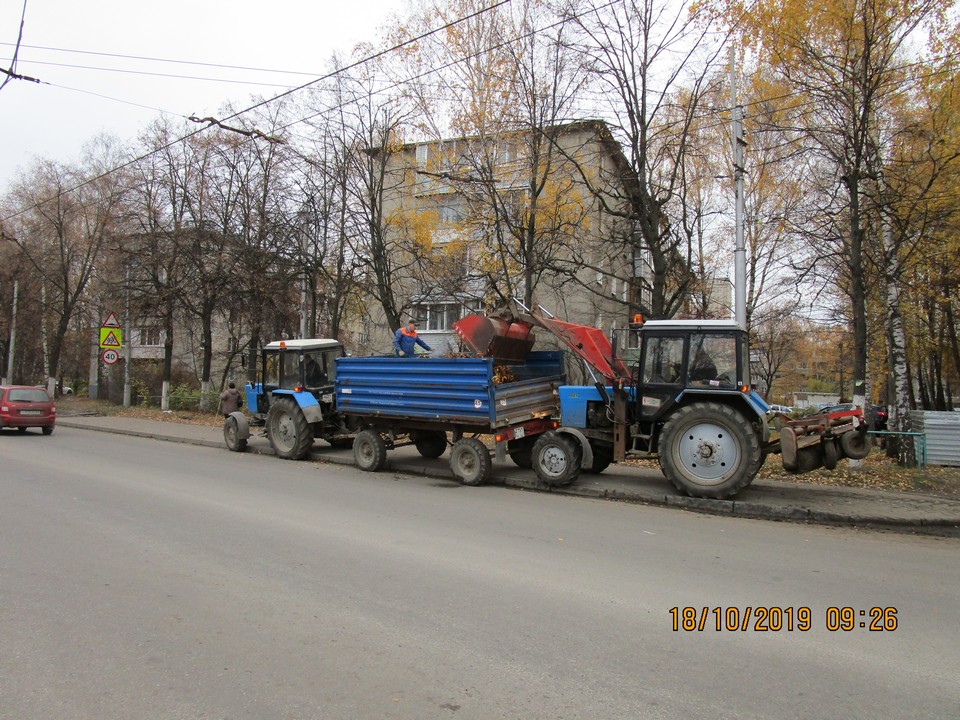 Проводятся работы по санитарной очистке территорий Московского района 18.10.2019