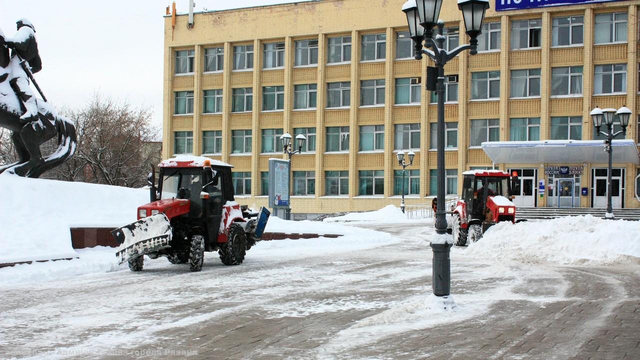 Подметание пешеходных зон и очистка от снега: продолжаются работы по уборке городских территорий