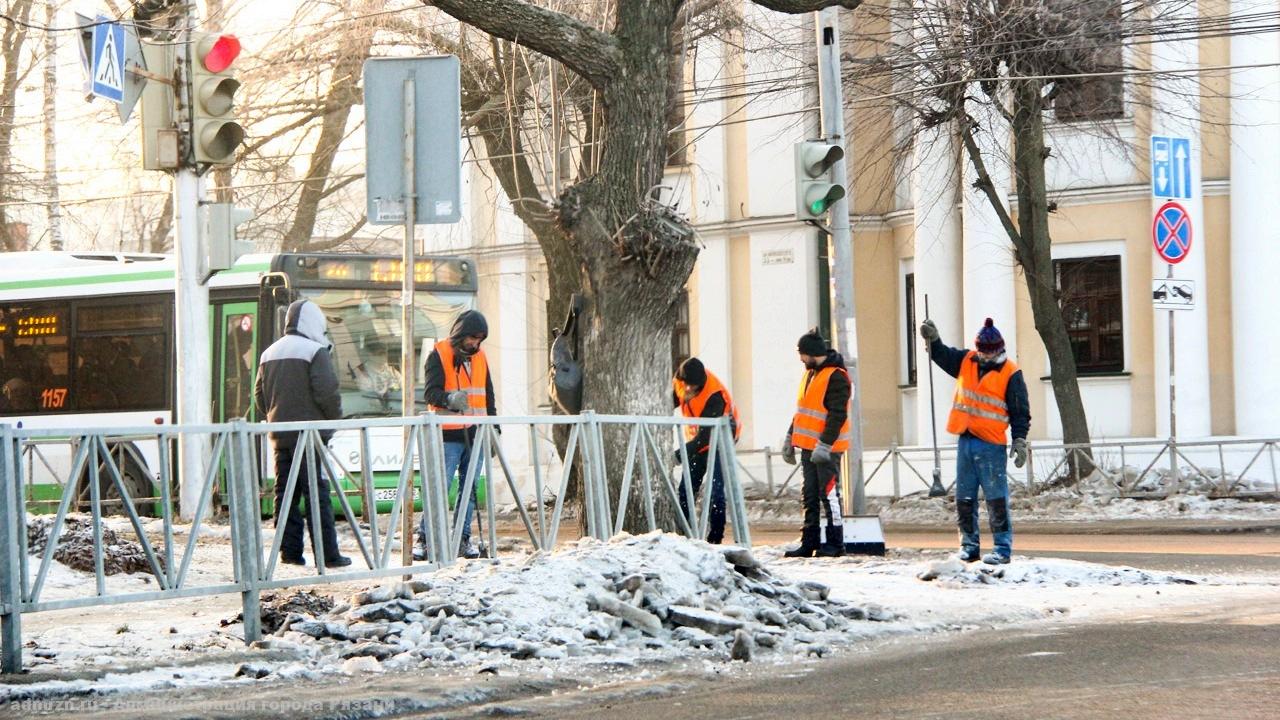 Обработка тротуаров и уборка дорог: Дирекция благоустройства проводит ежедневные работы