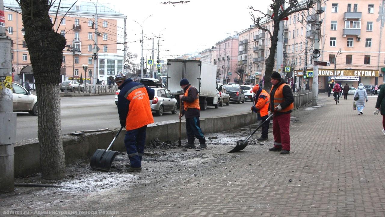 Дирекция благоустройства продолжает уборку тротуаров и сбор мусора