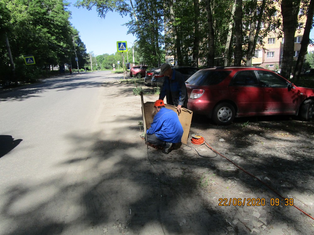 В Октябрьском районе продолжаются мероприятия по демонтажу незаконно размещенных парковочных конструкций