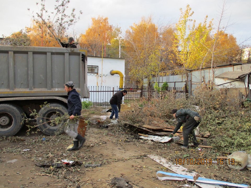 Продолжаются работы по уборке территорий 18.10.2019