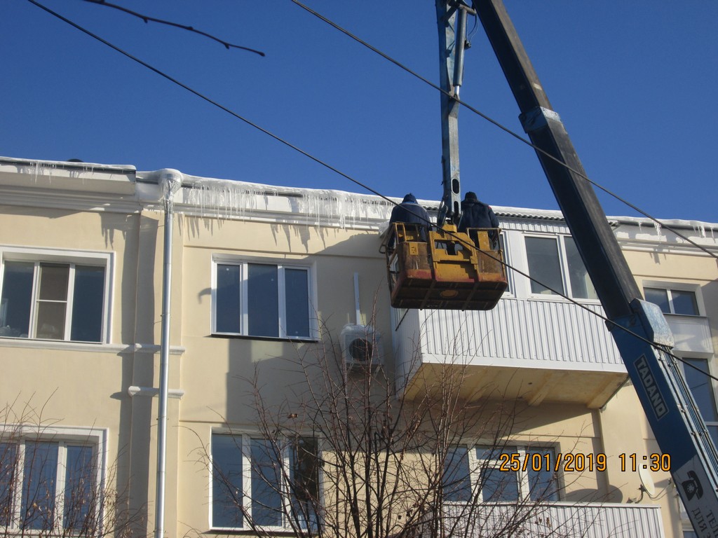 Продолжается контроль за выполнением работ по удалению ледяных и снежных наростов