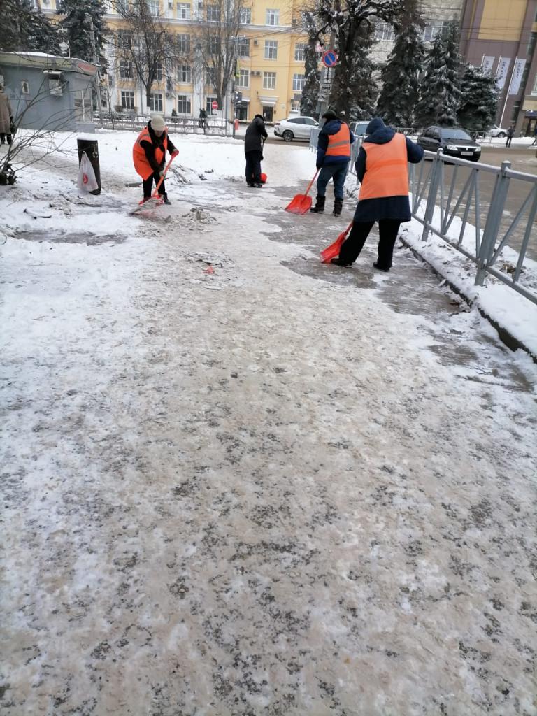 В Советском районе активно проводится работа по уборке муниципальных тротуаров