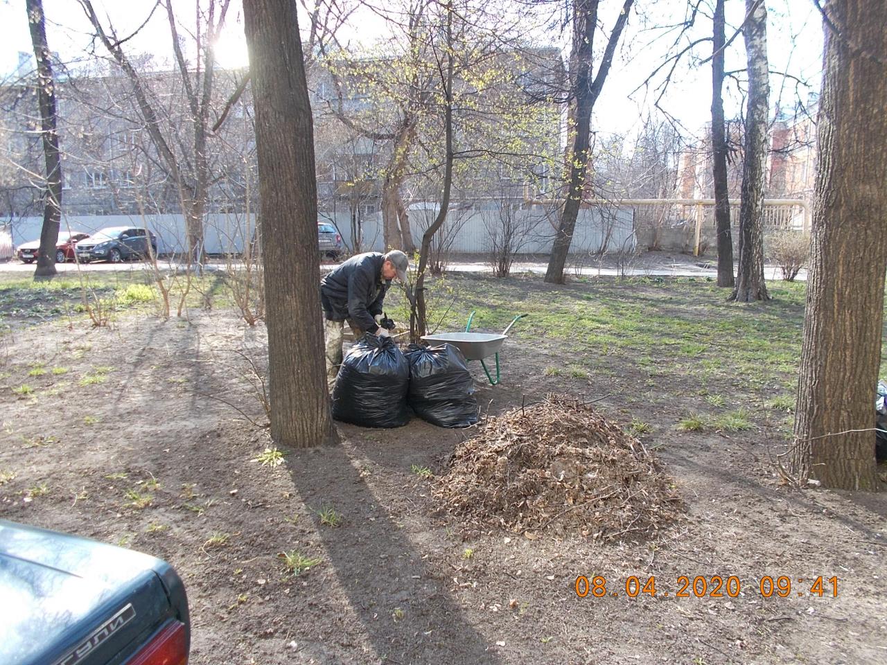 В Советском районе проводятся работы по уборке территорий