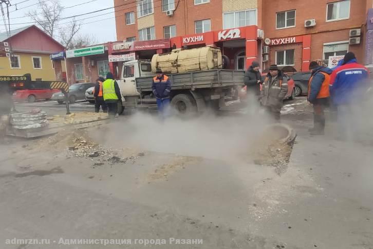 Продолжаются восстановительные работы на магистральном трубопроводе на улице Грибоедова