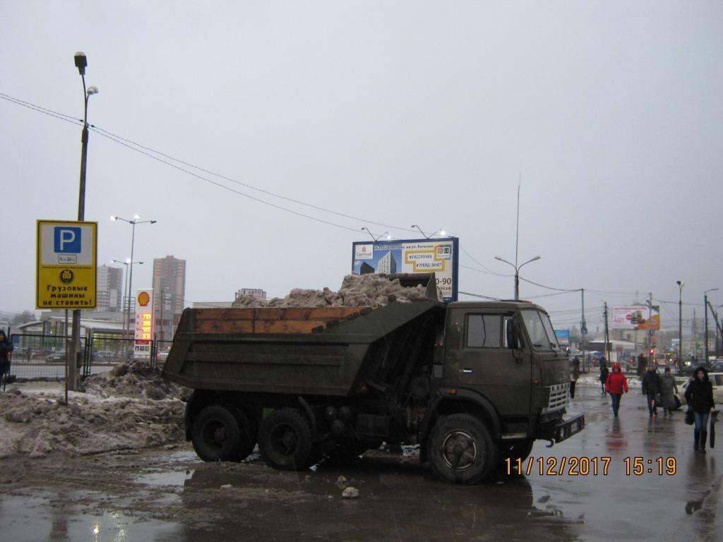 Продолжаются работы по уборке и вывозу снега с территории Советского района