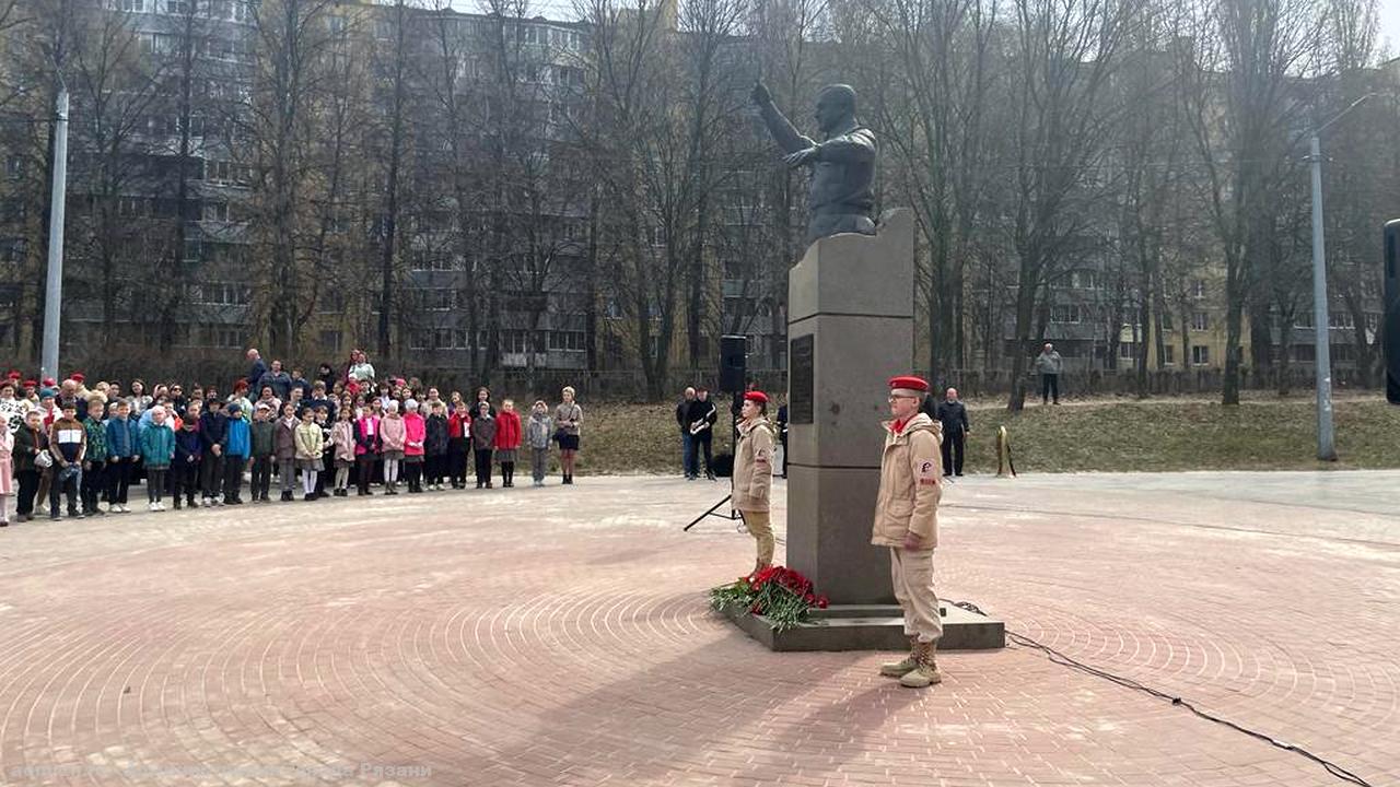 В Рязани возложили цветы к памятнику знаменитого композитора А.В. Александрова