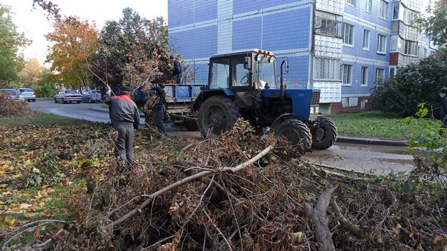 В Московском районе продолжаются работы в рамках месячника по благоустройству и санитарной очистке территории города Рязани 13.10.2023