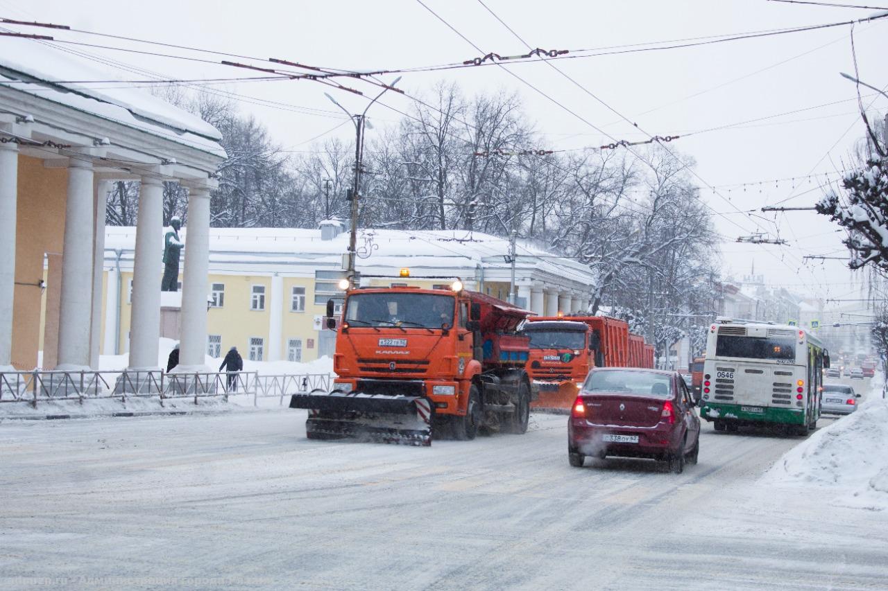 Коммунальные службы продолжают очищать Рязань от снега