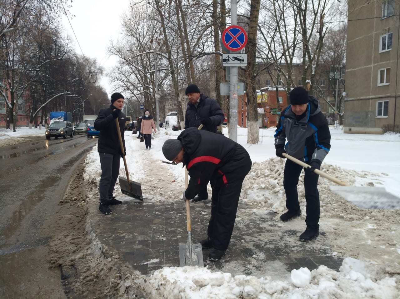 Сотрудники МКУ «УДТ города Рязани» приняли участие в уборке городских территорий 25.01.2021