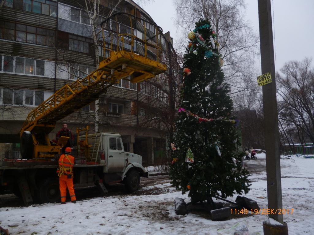 Префектура Советского района устанавливает новогодние ели на дворовых территориях