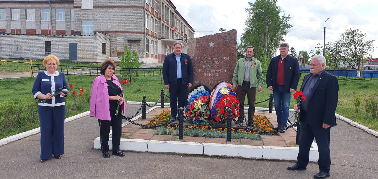 В поселке Борки состоялось возложение  к мемориалу участникам Великой Отечественной войны