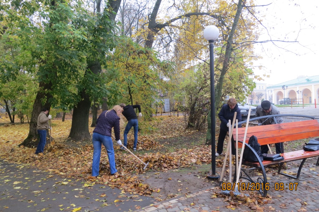 Префектура Советского района приняла участие в общегородском субботнике