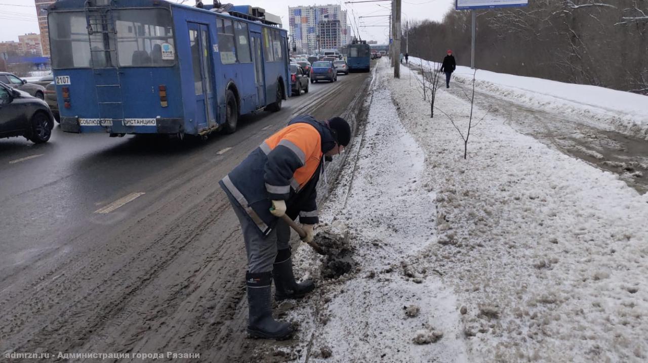 Продолжаются работы по расчистке ливневок