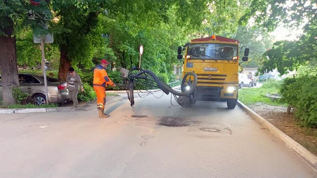 В областном центре продолжается ямочный ремонт