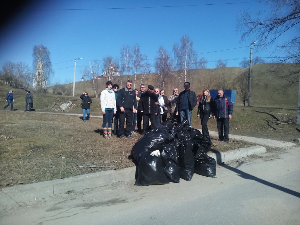 Сотрудники префектуры приняли участие в городском субботнике