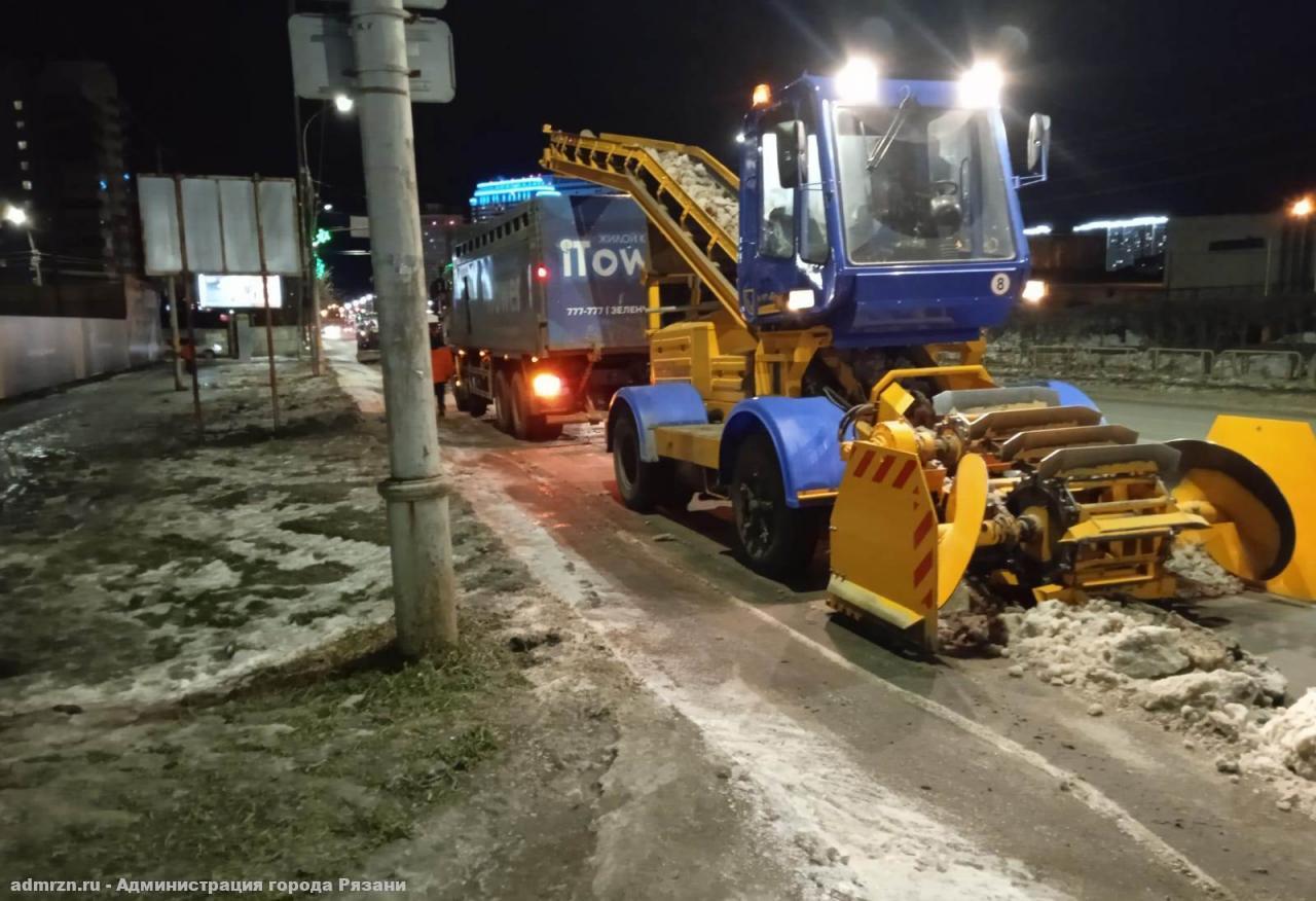 Ночью городские тротуары обработают от снега и наледи