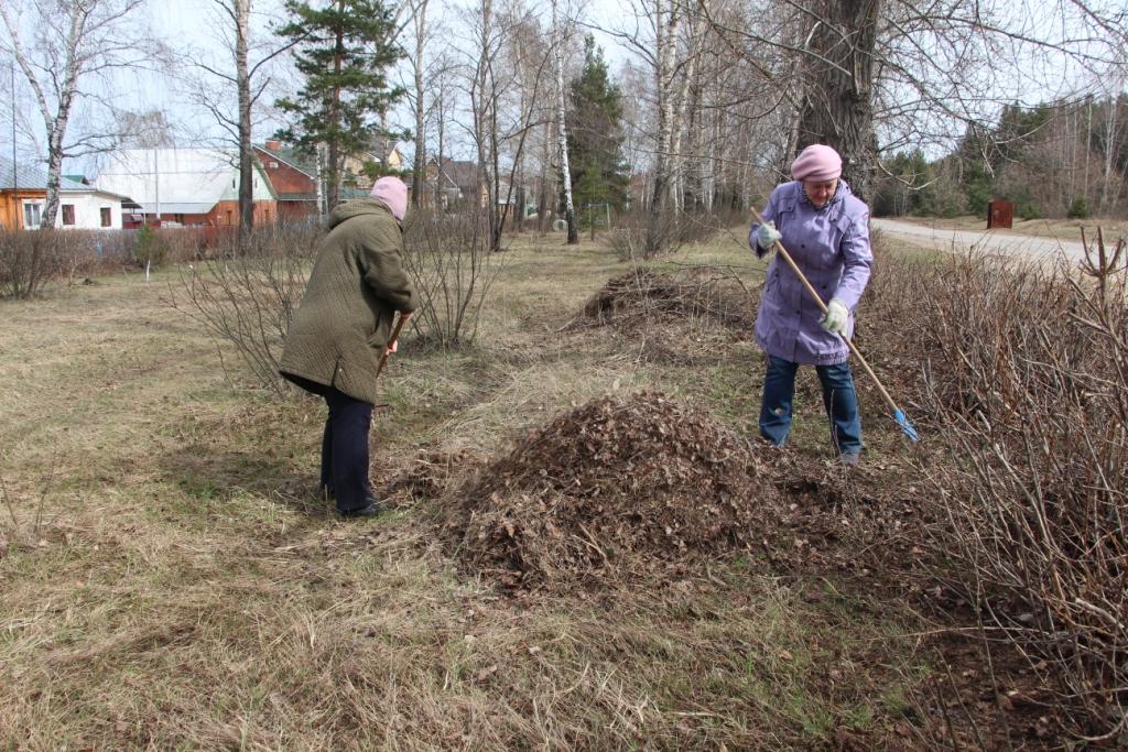 Работники организаций поселка Солотча благоустраивают территорию