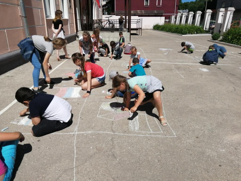 В школе №8 организован конкурс рисунков на асфальте, посвященный Дню России