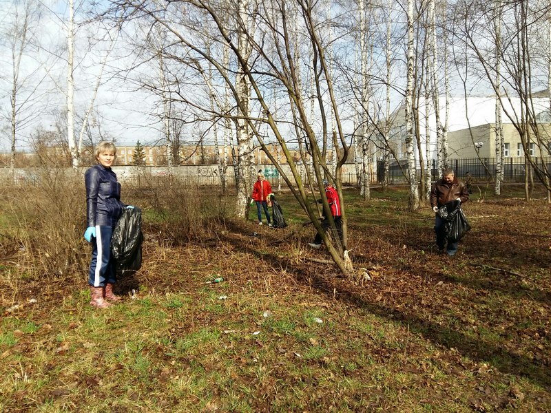 Префектура Железнодорожного района приняла участие в городском субботнике