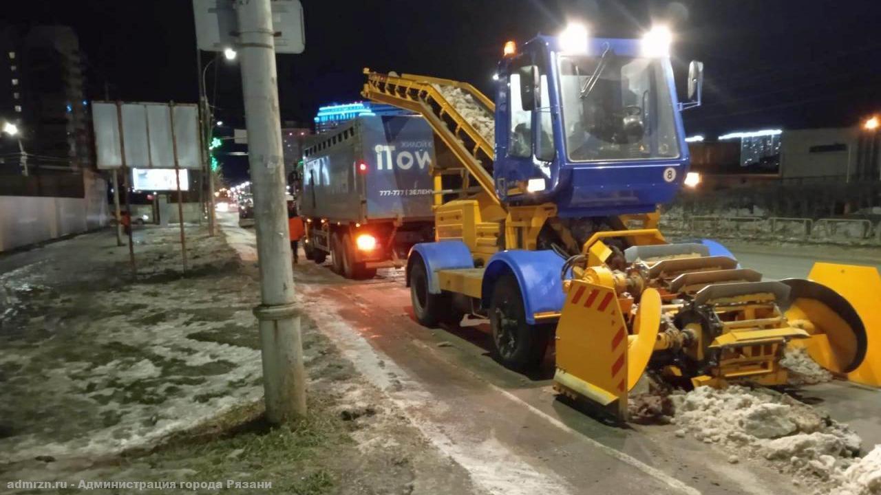 Спецтехника выйдет на очистку дорог и тротуаров: план работ