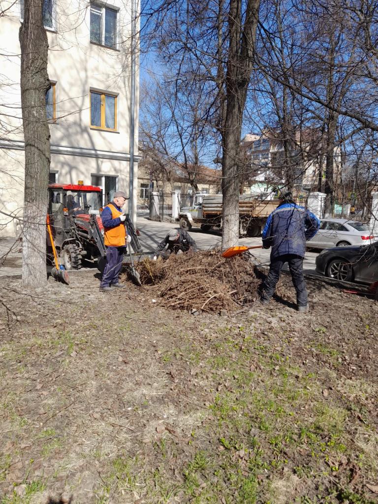 Продолжаются работы по благоустройству и санитарной очистке территории  13.04.2022