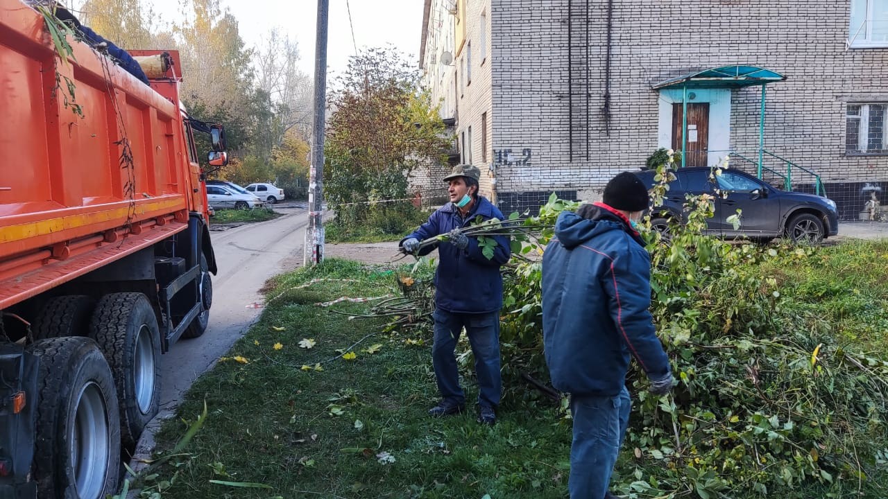 В Московском районе в рамках осеннего месячника по благоустройству и санитарной очистке территории города Рязани продолжаются работы по удалению дикорастущей поросли и вывозу древесных отходов 07.10.2021