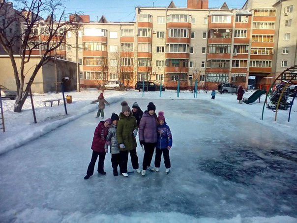 На улице Новой залит каток