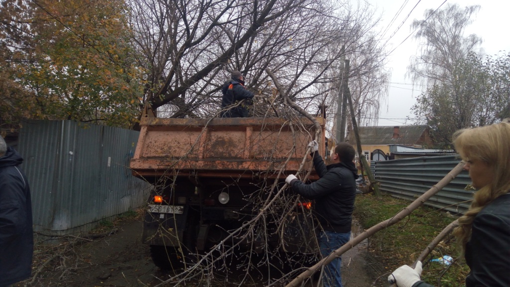 Сотрудники префектуры приняли участие в третьем общегородском субботнике