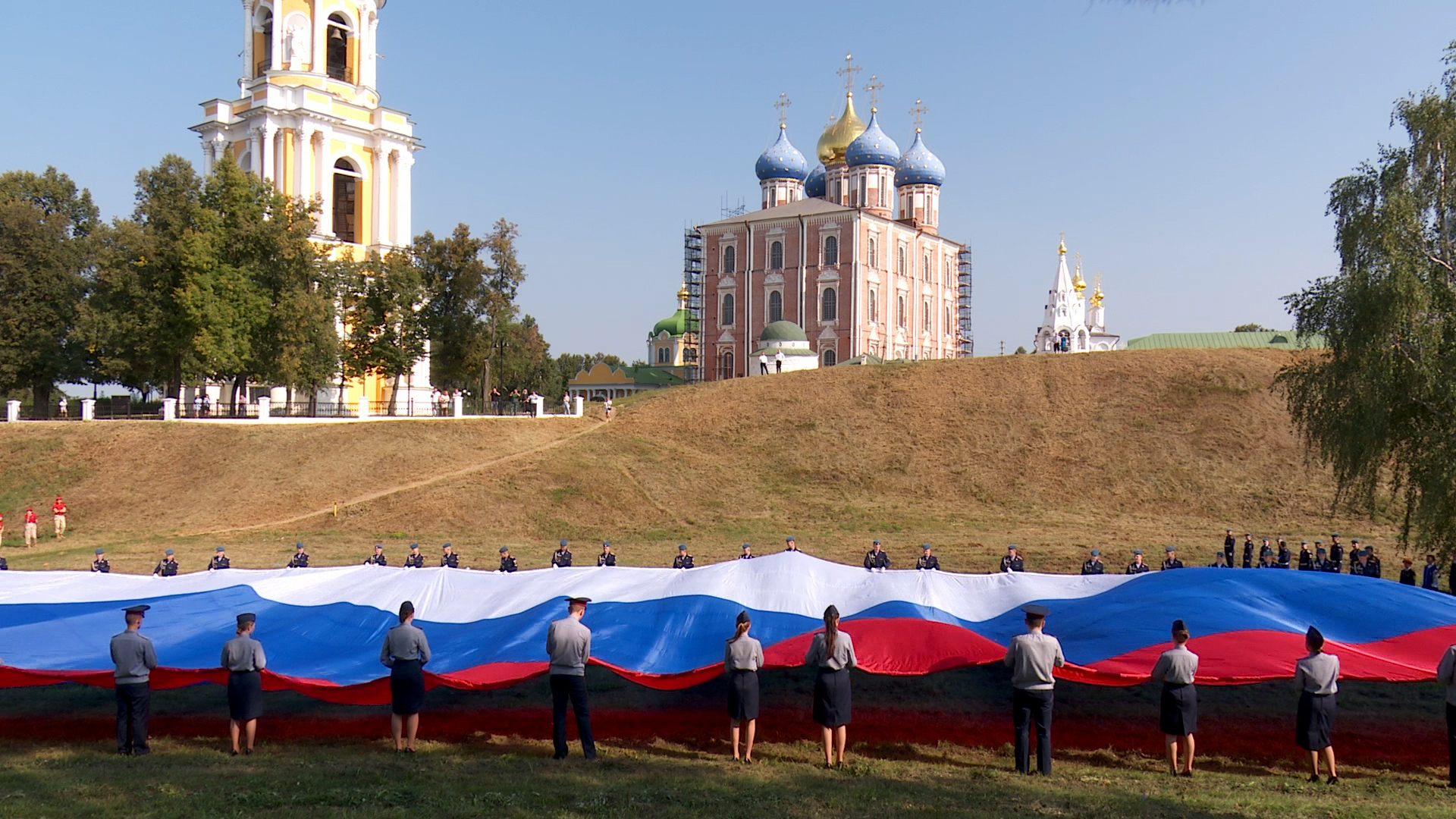 На рязанском Кремлевском валу развернули флаг России