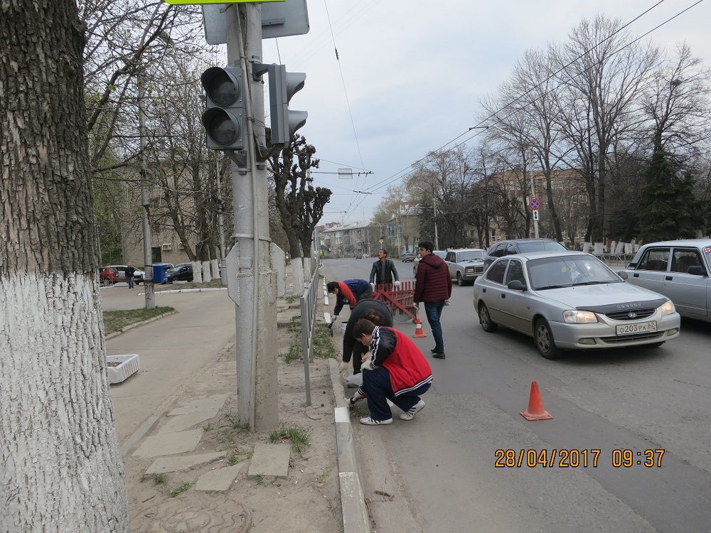 На улице Горького покрасили бордюры