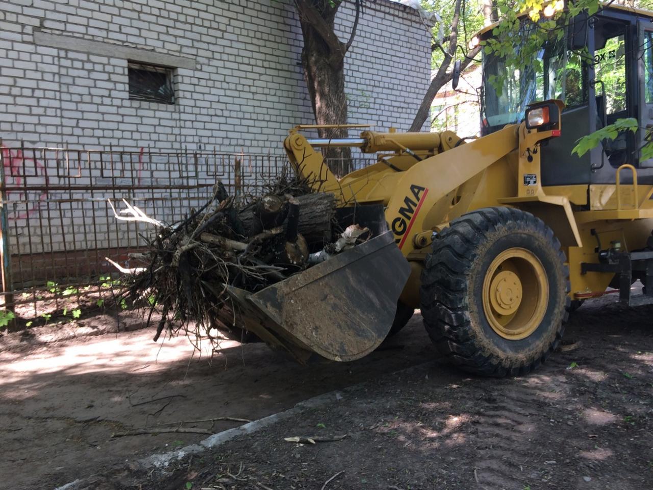 В Железнодорожном районе убрали прилегающие территории