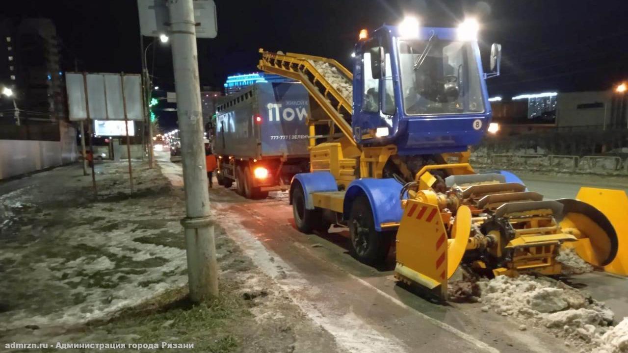 Спецтехника выйдет на очистку дорог и тротуаров: план работ